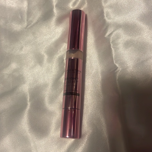 ⭐️ 3 for $15 ⭐️ Makeup Revolution Bright Light Highlighter - Picture 2 of 3